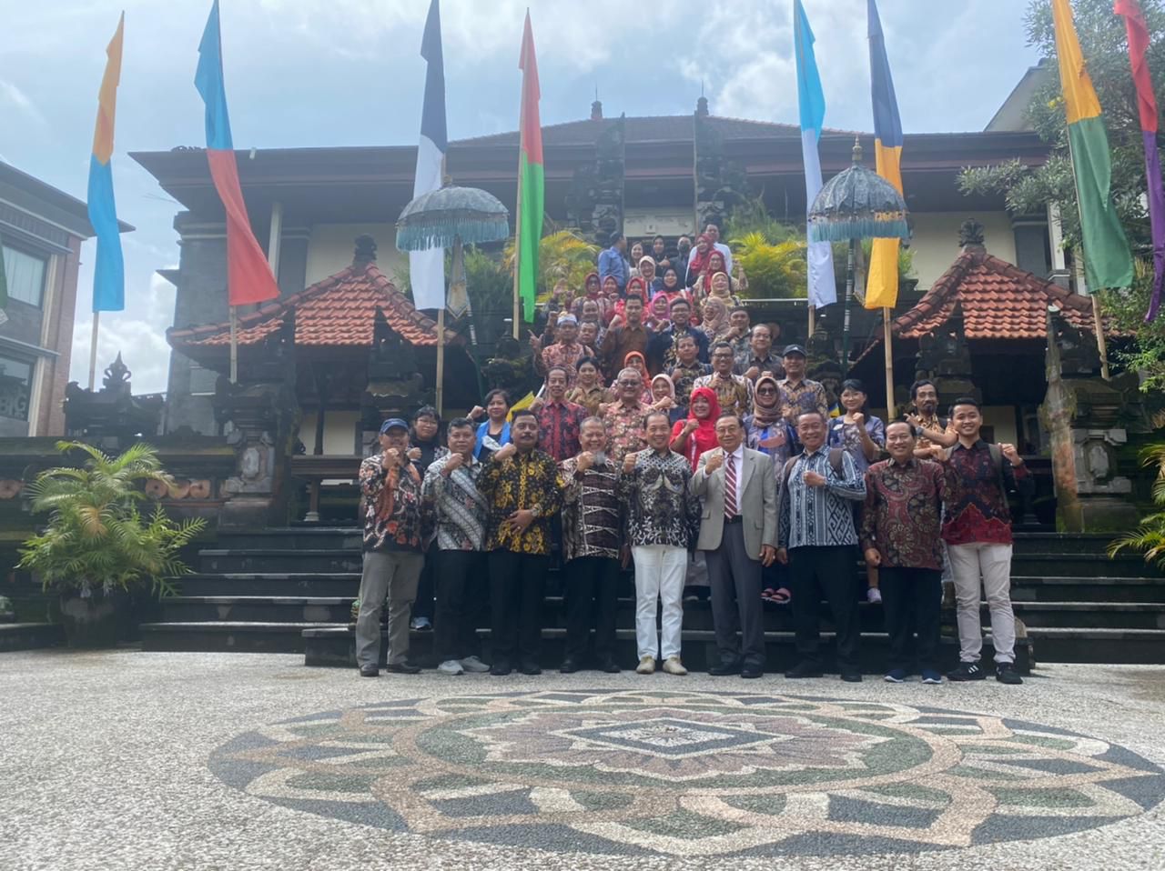 Rektor dan Ketua LPPM UMKU Bersama Forkom LPPM Jateng Benchmarking ke 4 PT di Bali